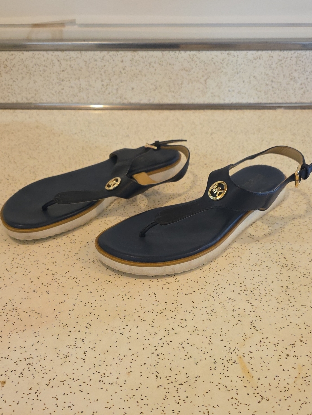 Michael Kors Women's Judy Leather Thong Sandals Gold Logo Ankle Strap 7.5M - Picture 4 of 9